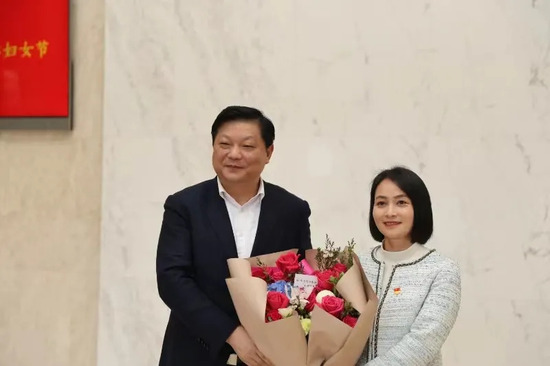 鲜花赠巾帼 情暖妇女节丨长沙经开区党工委书记、长沙县委书记付旭明调研英国威廉希尔足球官网 - 专业体育赛事直播与资讯平台 走访慰问优秀女性人才代表徐小英
